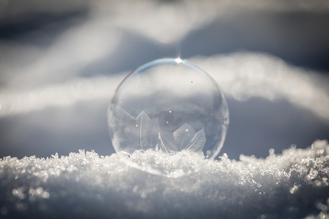 Winter Frost Bubble Frozen Snow  - stefanklaussner / Pixabay